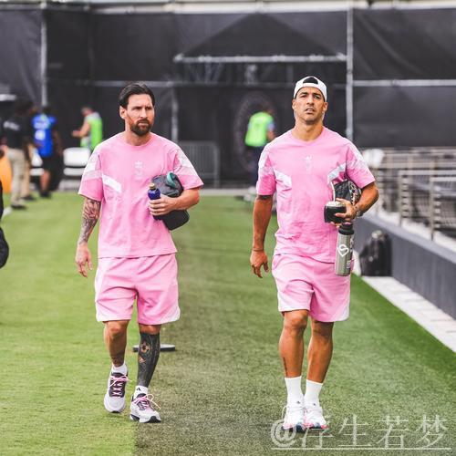 苏亚雷斯晒与传奇托雷斯合照，托雷斯造访迈阿密国际