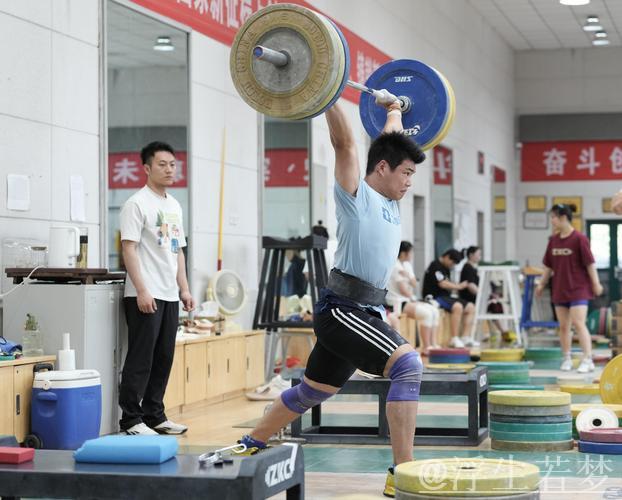 两位老将亮相B组举重赛场